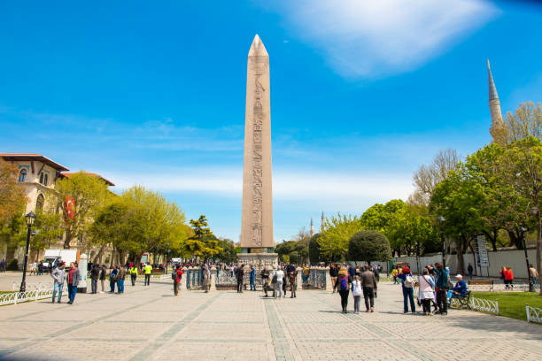 obelisco de teodosio (dikilitas) com hieróglifos na praça sultanahmet, istambul, turquia. obelisco egípcio antigo na cidade de istambul de turquia - egyptian culture hieroglyphics travel monument - fotografias e filmes do acervo