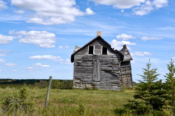 istock old log farm house 1197014731