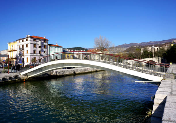 puente peatonal sobre el río dubracina en la ciudad croata de crikvenica - europe bridge editorial eastern europe fotografías e imágenes de stock