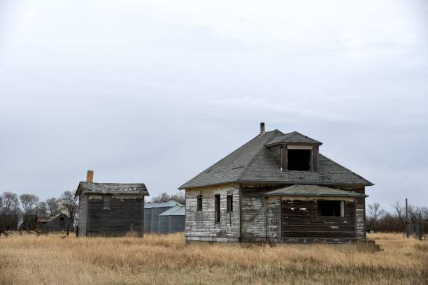istock abandoned house on the prairies 1197014860