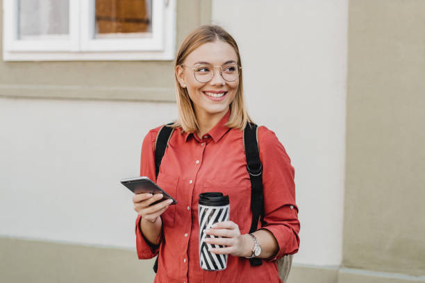 nowoczesna młoda kobieta na ulicy - young women youth culture women smiling zdjęcia i obrazy z banku zdjęć