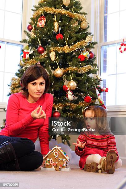 Famiglia Natale - Fotografie stock e altre immagini di Adulto - Adulto, Albero, Albero di natale