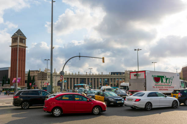 エスパーナ広場の交差点で交通渋滞に巻き込まれた車 - plaza de espana barcelona street catalonia ストックフォトと画像