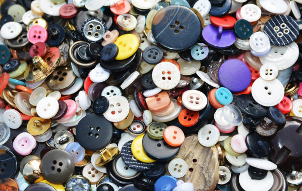 bottoni da cucire multicolori su sfondo isolato - plastic hole heap close up foto e immagini stock
