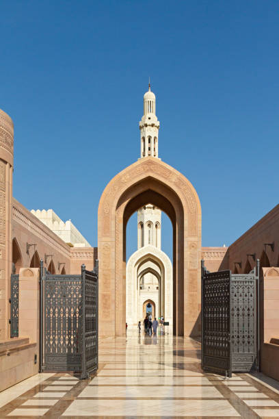sultan qaboos grand mosque in muscat, oman - sultan qaboos mosque imagens e fotografias de stock