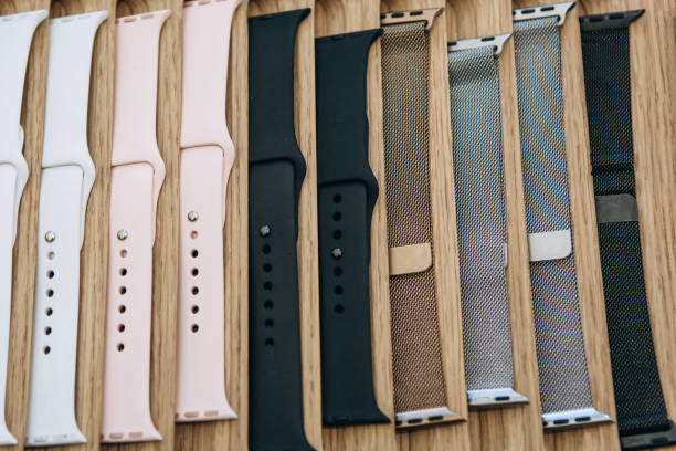 bandes de montres dans une rangée. courroies en silicone - watch strap photos et images de collection