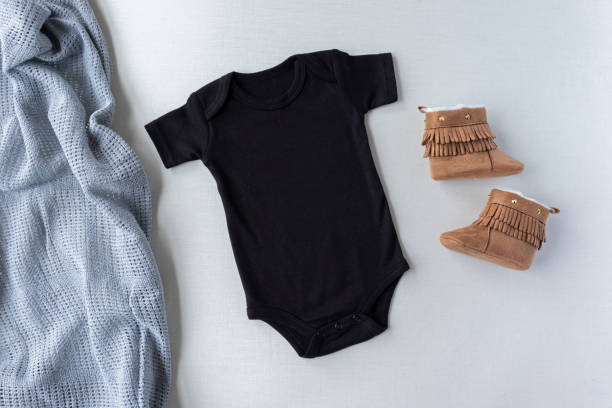 bolso negro blanco del bebé con zapatos y manta - maqueta de ropa plana - maqueta de crecimiento del bebé - onesie fotografías e imágenes de stock