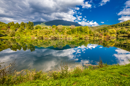 Reflexión en una río- Croacia y Bosnia frontera photo