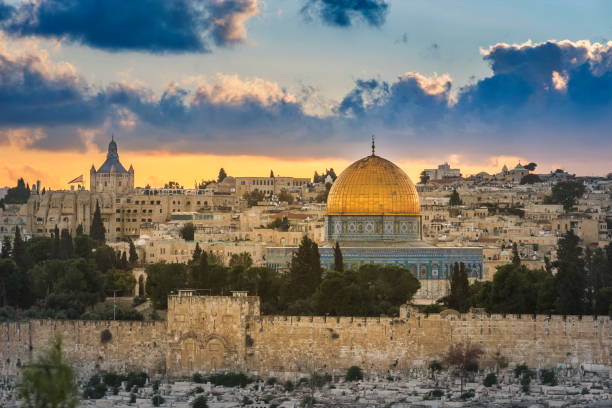 jeruzalem oude stad bij zonsondergang - israël stockfoto's en -beelden