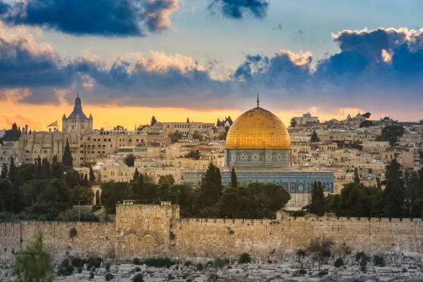 Jerusalem Old City at sunset Jerusalem Temple Mount and Mount Zion at sunset seen from Mount of Olives east jerusalem stock pictures, royalty-free photos & images
