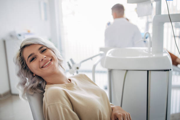 paciente do dentista que mostra o sorriso perfeito após o tratamento - smiling dentist office dentists chair women - fotografias e filmes do acervo