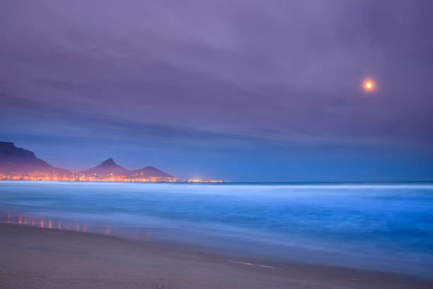 view of table mountain at sunrise, cape town, south africa from milnerton beach - milnerton imagens e fotografias de stock