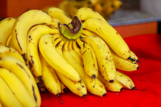 熟したバナナの束 - banana bunch yellow healthy lifestyle ストックフォトと画像