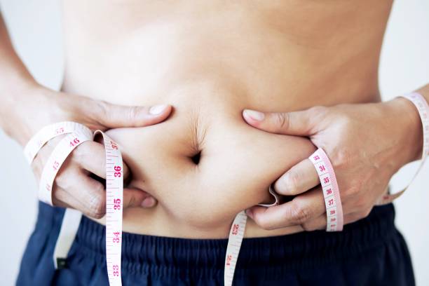 l'uomo grasso vuole perdere peso e controllare il cibo - remote fat overweight dieting foto e immagini stock