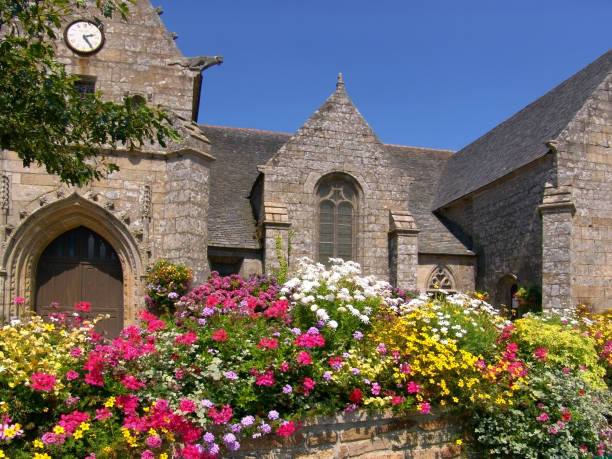 프랑스 브릿티 코테 의 갑옷 17 세기 교회 ploumilliau 장식 꽃 근처 lannion - ploumilliau 뉴스 사진 이미지