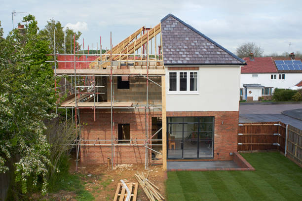 composto de uma casa moderna durante e após a construção. - uk scaffolding construction building activity - fotografias e filmes do acervo