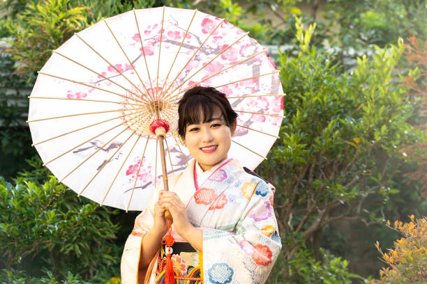 una mujer con un kimono - japanese ethnicity seijin no hi people outdoors fotografías e imágenes de stock