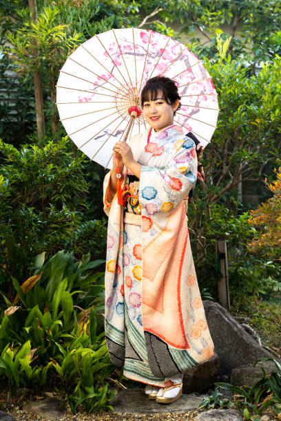 una mujer con un kimono - japanese ethnicity seijin no hi people outdoors fotografías e imágenes de stock