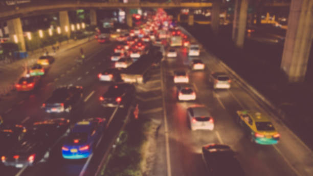 flou de feu de frein de voiture sur la nuit de route d'embouteillage. embouteillage dans le concept de ville - traffic blurred motion multiple lane highway night photos et images de collection