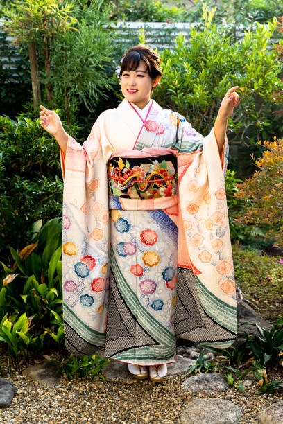 una mujer con un kimono - japanese ethnicity seijin no hi people outdoors fotografías e imágenes de stock
