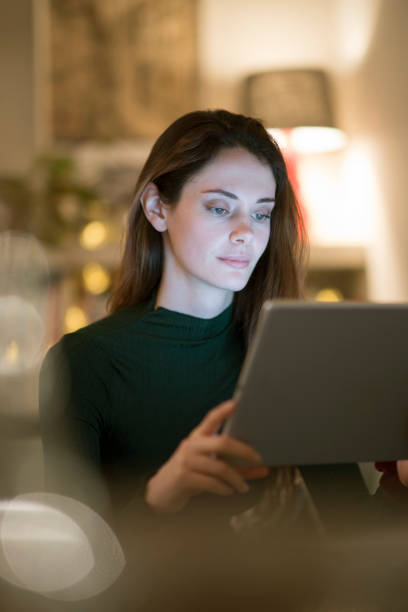 매력적인 여자 노트북 홈 - digital tablet blog women reading 뉴스 사진 이미지