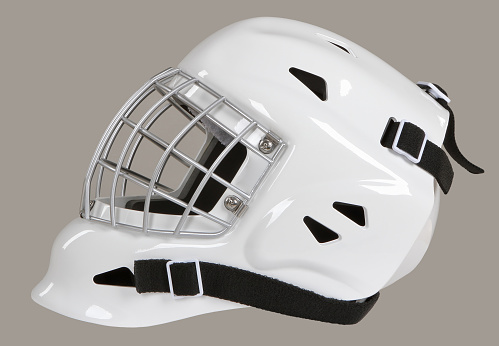 Máscara de casco blanco portero de hockey aislado sobre fondo gris photo