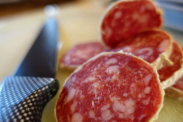 salami - salami pepperoni cold cuts portion stock-fotos und bilder