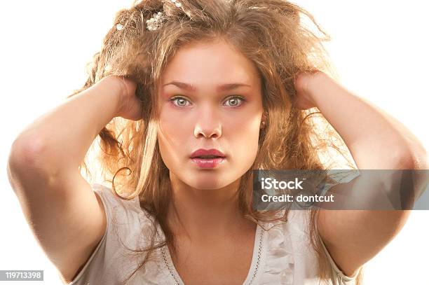 Habitación Bien Iluminada De Moda Retrato De Hermosa Mujer Joven En Blanco Foto de stock y más banco de imágenes de Adulto