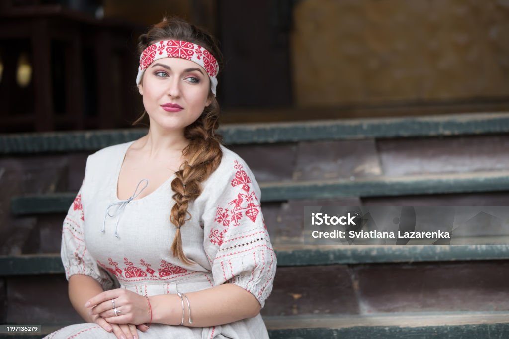 국가 옷에 러시아 여자입니다 슬라브 여성의 초상화입니다 국가 관광명소에 대한 스톡 사진 및 기타 이미지 - 국가 관광명소, 농업  노동자, 동슬라브족 - Istock