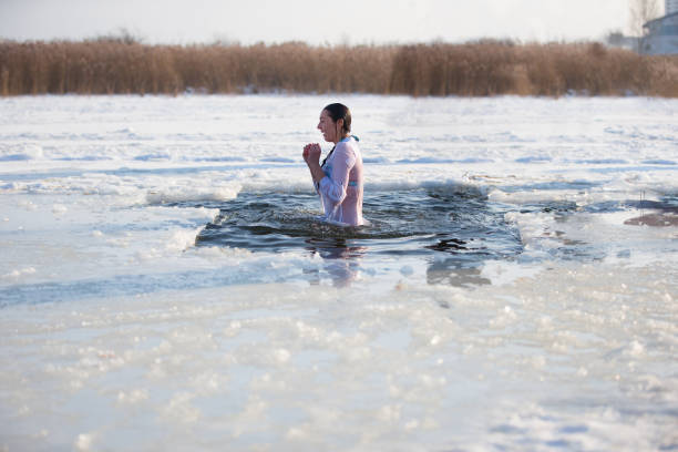 주현절.주님의 침례식에 얼음 구멍에 목욕. 차가운 물에 담근 여자 - river swimming women water 뉴스 사진 이미지