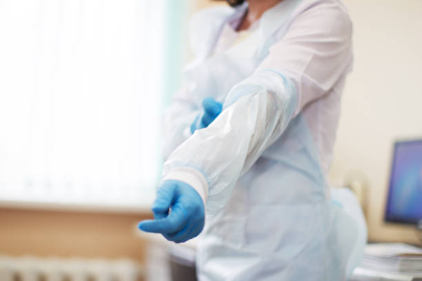 main du docteur dans des gants. procédure médicale. - robe du soir photos et images de collection