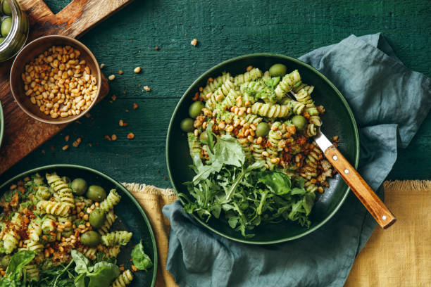 летний вегетарианский салат из пасты с песто брокколи - pesto sauce italian culture pine nut photography стоковые фото и изображения