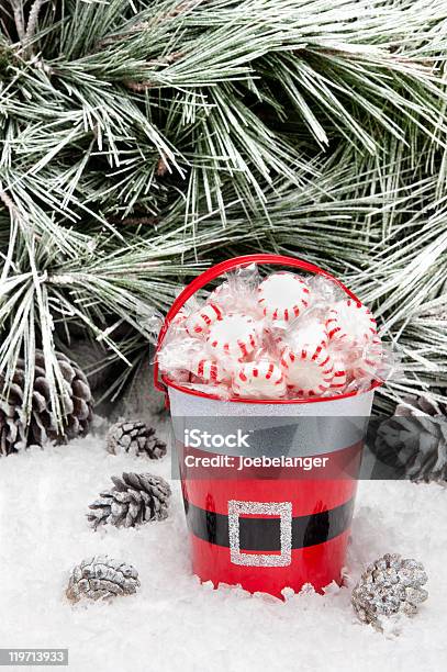 Cubo De Navidad Decorativos De Caramelo Foto de stock y más banco de imágenes de Cubo - Recipiente - Cubo - Recipiente, Navidad, Aire libre