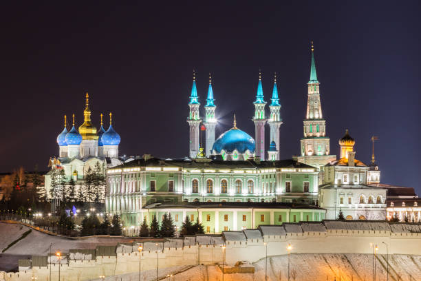 kremlin de kazan illuminé - tatar photos et images de collection