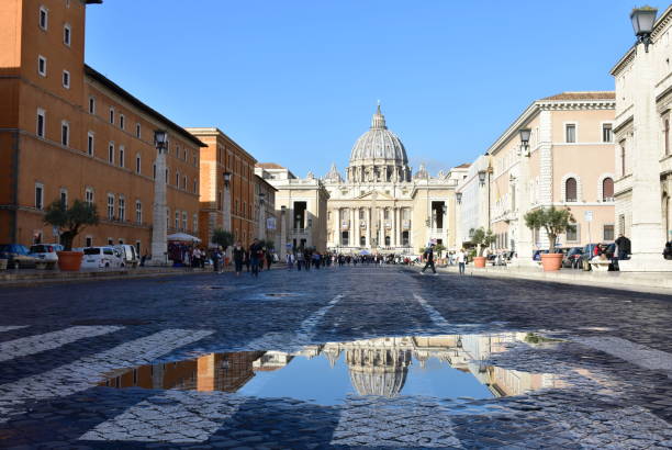 petersdom (vatikanstadt) pfützen reflexion. rom, italien. - blue rain rome italy stock-fotos und bilder