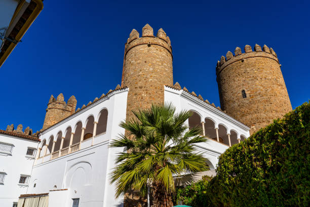 château des ducs de feria, maintenant un hôtel de luxe à feria, espagne - alcazar palace photos et images de collection