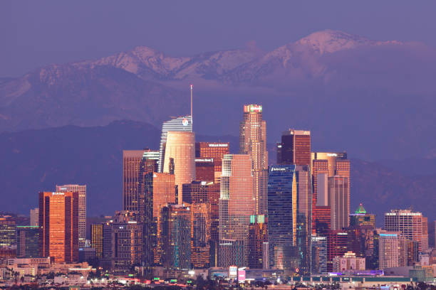 los angeles skyline - nacht - city of los angeles los angeles county southern california san gabriel mountains stock-fotos und bilder