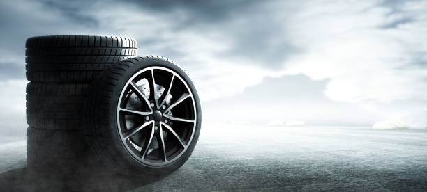 neumáticos de coche en carreteras - wheel rim fotografías e imágenes de stock