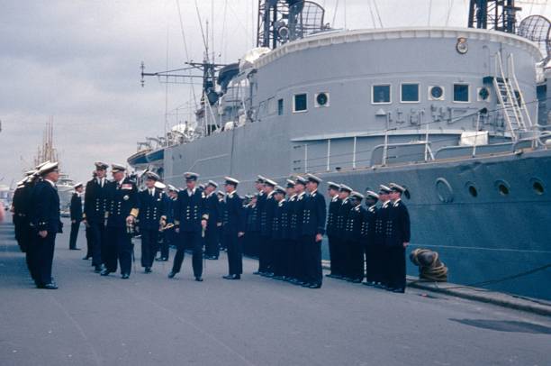 inspekcja zespołów oficerów royal marines przez admirała w porcie w kopenhadze - royal marines zdjęcia i obrazy z banku zdjęć