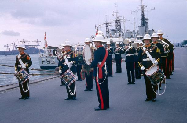 royal marines marching band im hafen von kopenhagen - royal marines stock-fotos und bilder