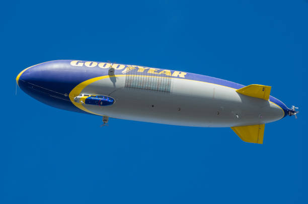 goodyear blimp flying - goodyear blimp photos et images de collection