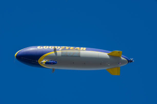 goodyear blimp flying - goodyear blimp photos et images de collection