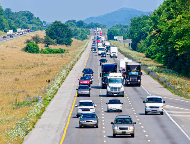 tráfico pesado en el día de verano caliente - traffic jam traffic pollution car fotografías e imágenes de stock