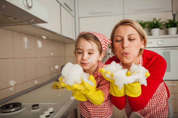 matka i córka sprzątają kuchnię - domestic kitchen people fun lifestyles zdjęcia i obrazy z banku zdjęć