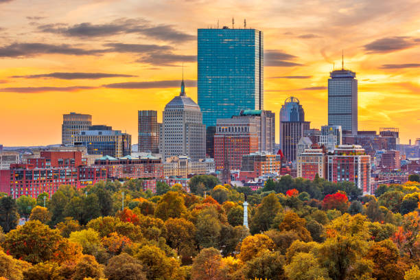 boston, massachusetts, ee. uu. downtown skyline - boston urban scene skyline sunset fotografías e imágenes de stock