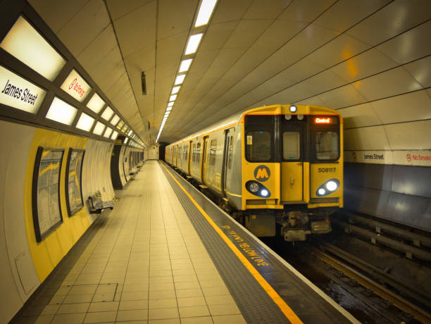 un treno merseyrail arriva alla stazione della metropolitana james street a liverpool - british rail foto e immagini stock