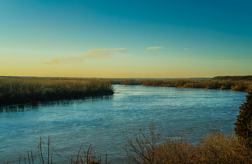 Atardecer en el río Missouri en invierno photo