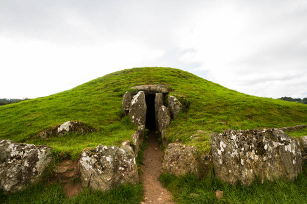 Bryn Celli Ddu prehistoric passage tomb. Entrance shown. - fotografia de stock