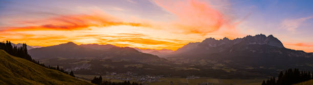 sonnenuntergang im wilden kaisergebirge - saint johann stock-fotos und bilder