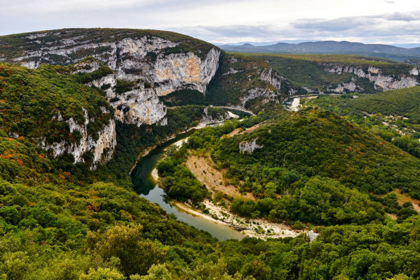 el hermoso valle de gorges de l'ardéche en el sur de francia - ardeche fotografías e imágenes de stock